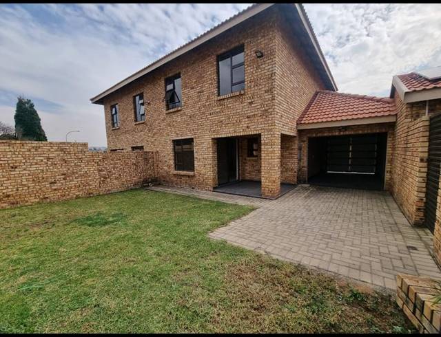 2 BEDROOM TOWNHOUSE FOR SALE IN ELANDSHAVEN